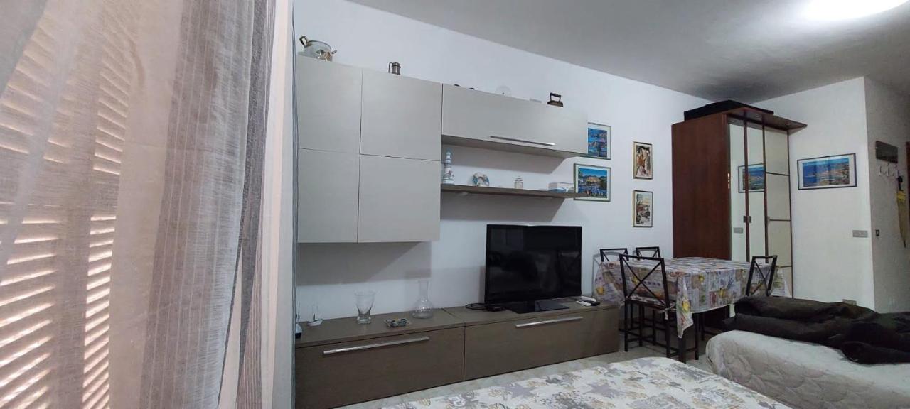 Ferienwohnung Ampio Monolocale Con Terrazzo - A 2 Passi Dal Mare Latte Exterior foto