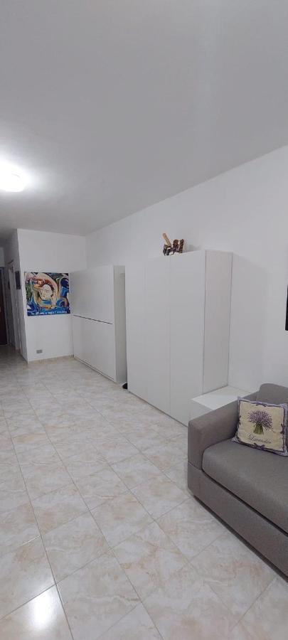 Ferienwohnung Ampio Monolocale Con Terrazzo - A 2 Passi Dal Mare Latte Exterior foto